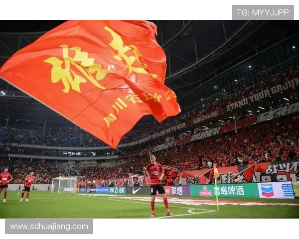 蓉城全队抗议胡荷韬进球被吹 主裁艾堃坚持河南手球犯规判罚