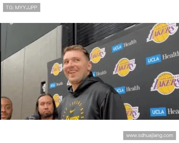 里夫斯调侃东契奇罚球失误瞬间引发球迷热议现场气氛紧张